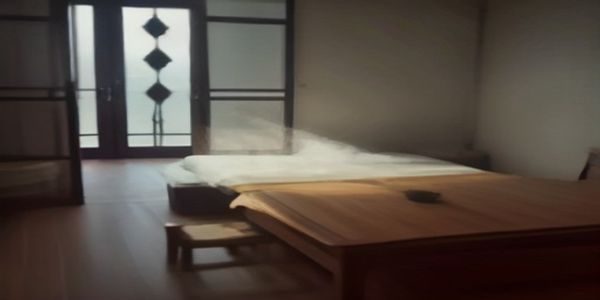 一位年轻用户在笔记本电脑前浏览91福利平台内容分类页面，室内暖光环境，专注浏览状态
